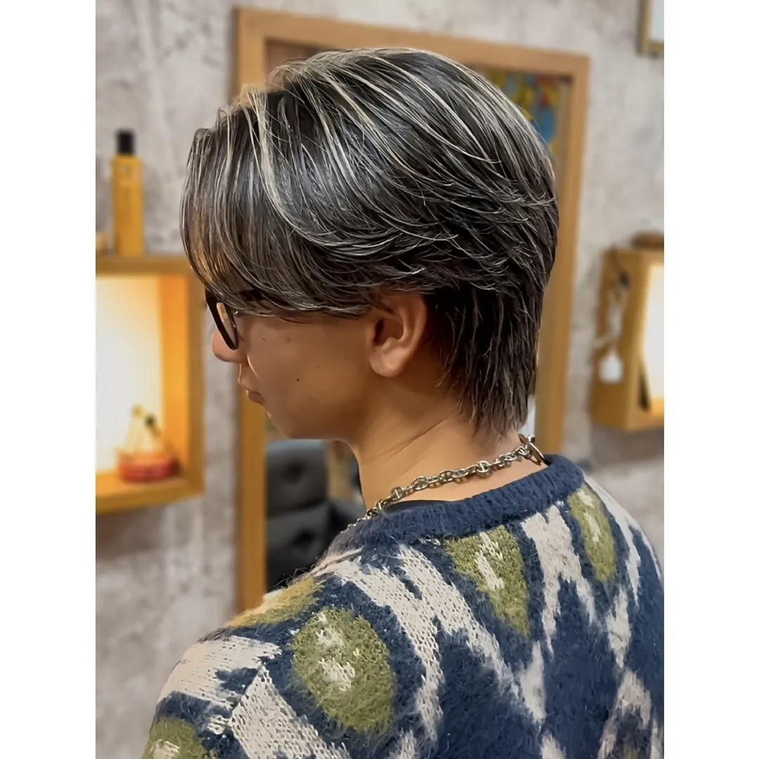 グレーと白のメッシュが光るウェットな質感のショートヘアが、洗...